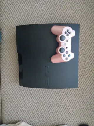 PlayStation 3 con controller rosa e giochi