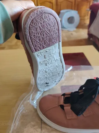 Zapatillas rosas con cordones negros
