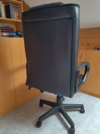 Silla de estudio negra con masaje.