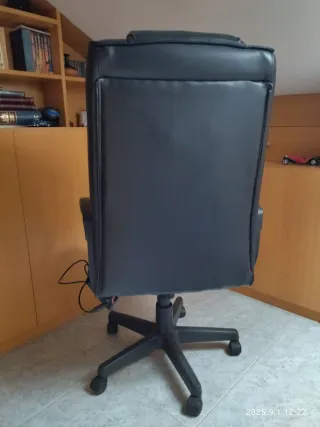 Silla de estudio negra con masaje.