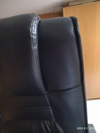 Silla de estudio negra con masaje.