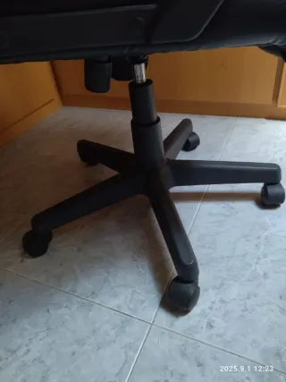 Silla de estudio negra con masaje.