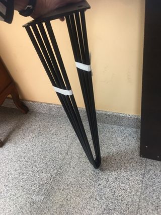 Mesa Tablero color madera oscura y Patas Metálicas