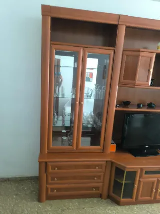 Mueble de salón de madera y cristal