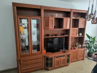 Mueble de salón de madera y cristal
