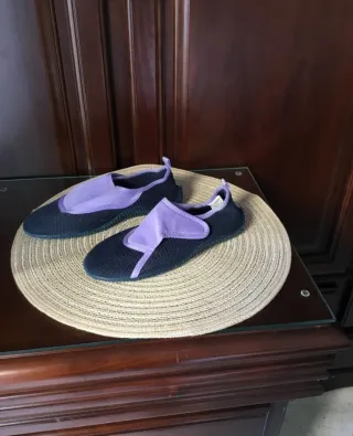 Zapatillas de playa negras y moradas