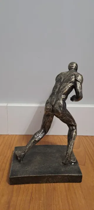 Figura estilo bronce hombre en movimiento