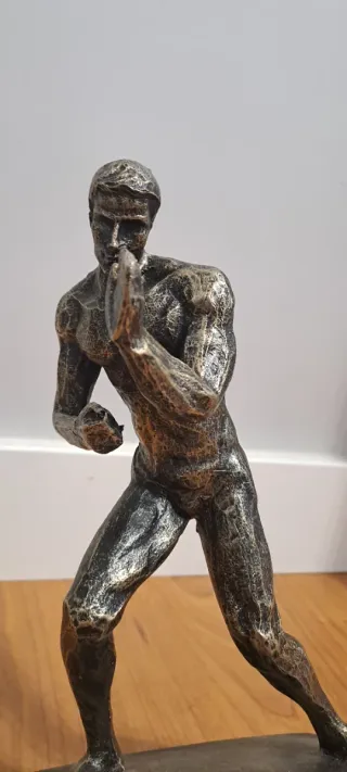 Figura estilo bronce hombre en movimiento