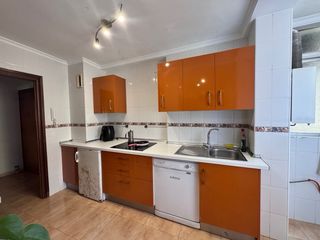 Cocina completa naranja y blanca