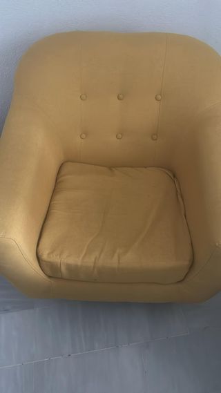 Sillón amarillo de tela