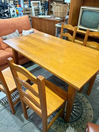 CONJUNTO DE MESA Y 4 SILLAS