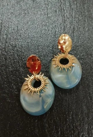 Orecchini pendenti dorati con pietra blu