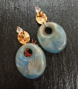 Orecchini pendenti dorati con pietra blu