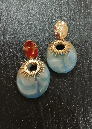 Orecchini pendenti dorati con pietra blu