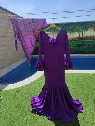 Traje Flamenca, mantón y flor.