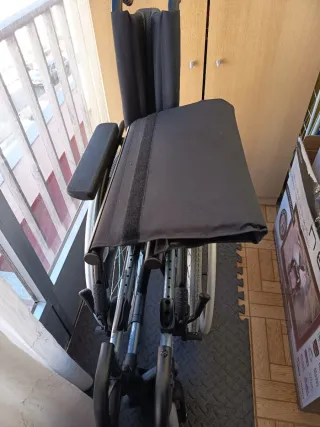 Silla de ruedas desmontable