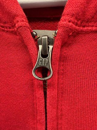 Sudadera GAP roja con capucha y cremallera