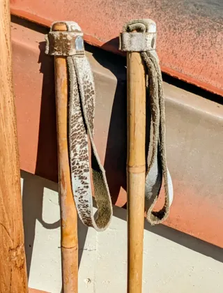 Esquís de madera antiguos con bastones