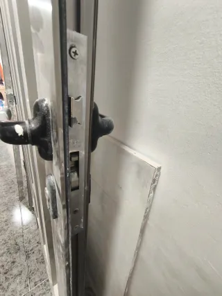 Puerta exterior aluminio con cristal