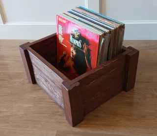 Caja Vinilos madera maciza envejecido teñido.