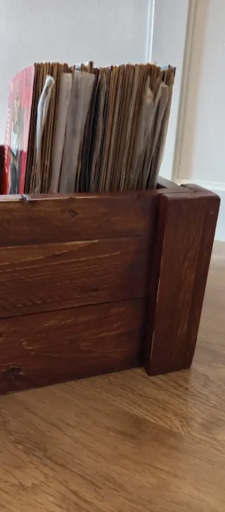 Caja Vinilos madera maciza envejecido teñido.