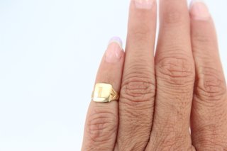 Sello niño "L" de oro 18k, 1,98gr. Ref. G-065.