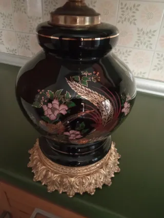 Lámpara de mesa antigua decorada