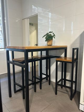 Mesa alta madera y 4 sillas negras