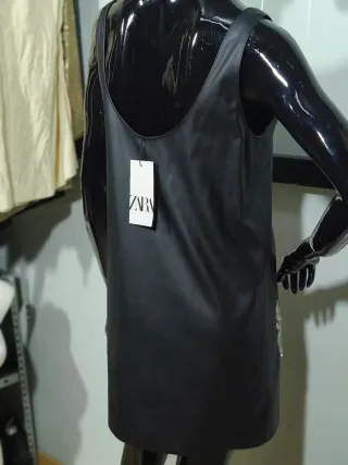 Vestido negro corto con pedrería