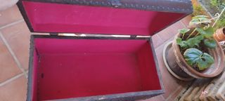 Baúl antiguo cuero y madera con herrajes