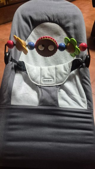 Hamaca BabyBjörn gris con juguete