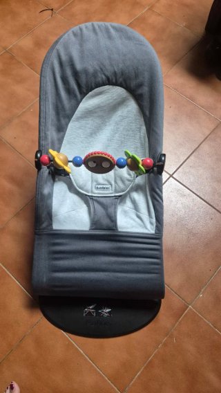 Hamaca BabyBjörn gris con juguete