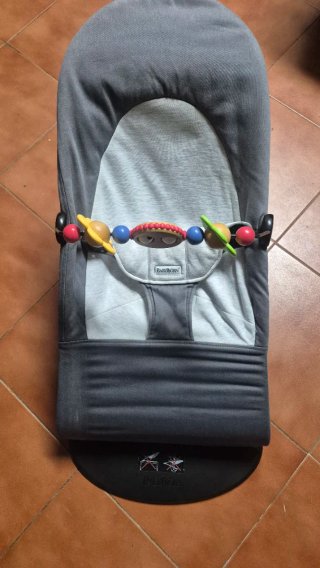 Hamaca BabyBjörn gris con juguete