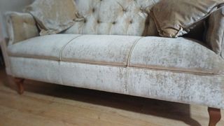 Sofá capitoné beige de terciopelo