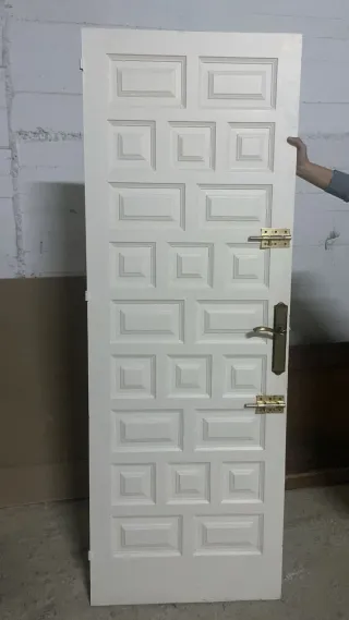 Puerta maciza blanca con dos pestillos