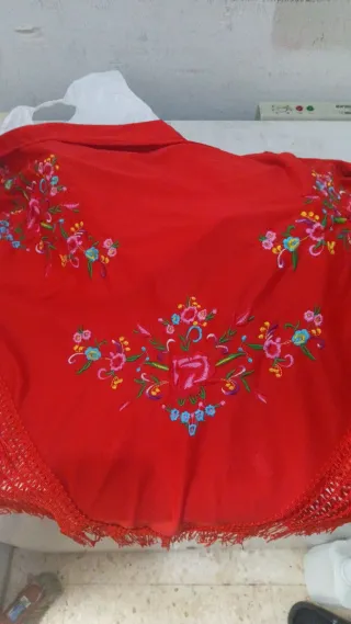 Mantoncillo bordado rojo