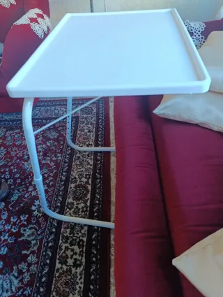 Mesa auxiliar plegable blanca