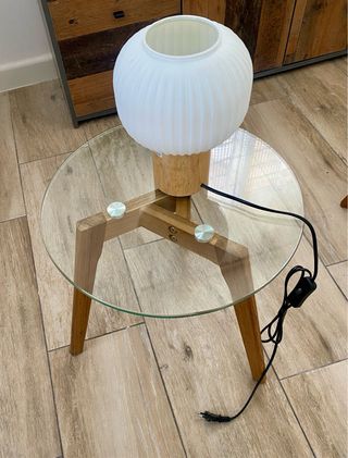 Mesita cristal y madera con lámparas