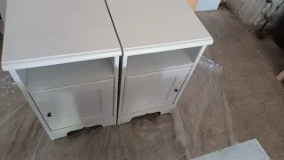 2 mesitas de noche blancas con puerta