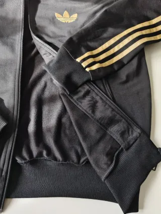 Chaqueta Adidas negra y dorada, talla M