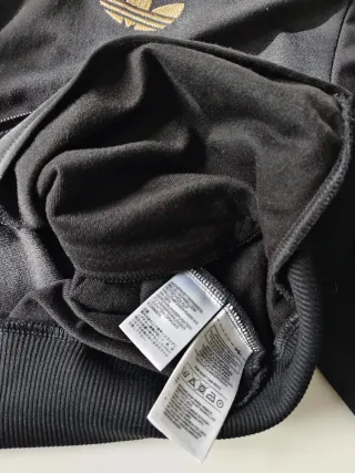 Chaqueta Adidas negra y dorada, talla M