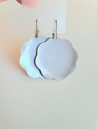 Pendientes plateados con diseño