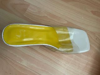 Sandalias transparentes con tacón