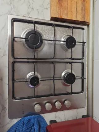 Cocina de gas 4 fuegos y de regalo 2 cazos nuevas