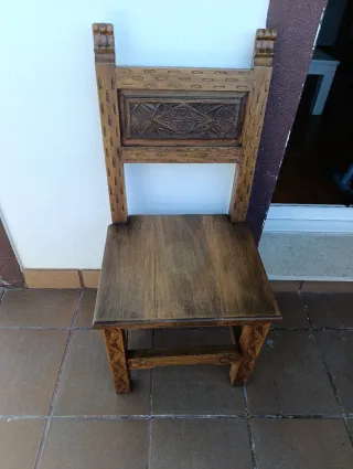 Silla de nogal macizo tallada