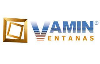 Asesor/a comercial de ventanas en showroom.