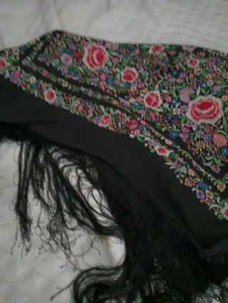 Mantón de Manila bordado