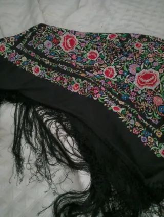 Mantón de Manila bordado