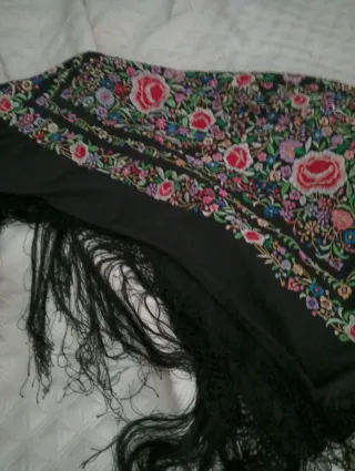 Mantón de Manila bordado