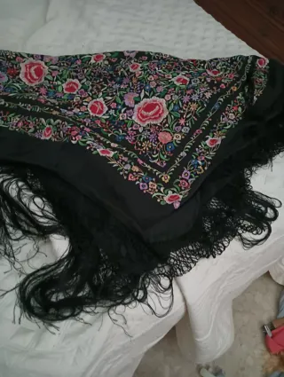 Mantón de Manila bordado